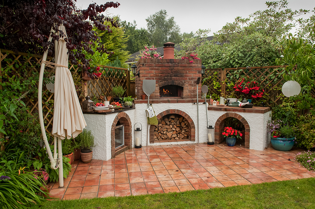 Read more about the article Surrey Homeowner Relishes Authentic Italian Pizza Oven