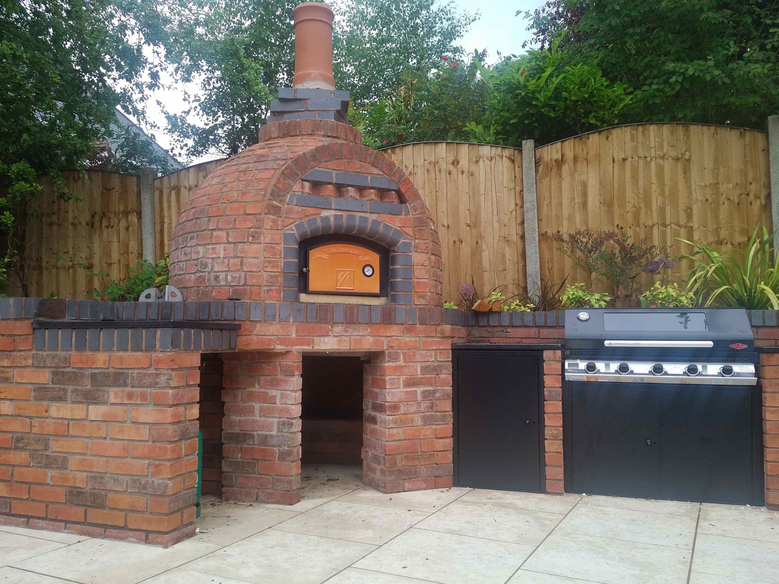 Read more about the article <strong>8 Reasons to Include a Wood-Fired Oven in an Outdoor Kitchen</strong>